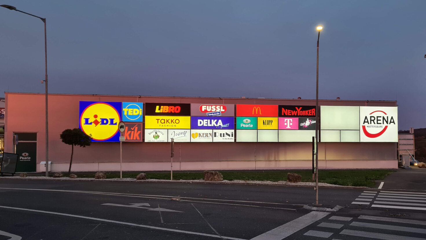 Arena Mattersburg Fassade Beleuchtet