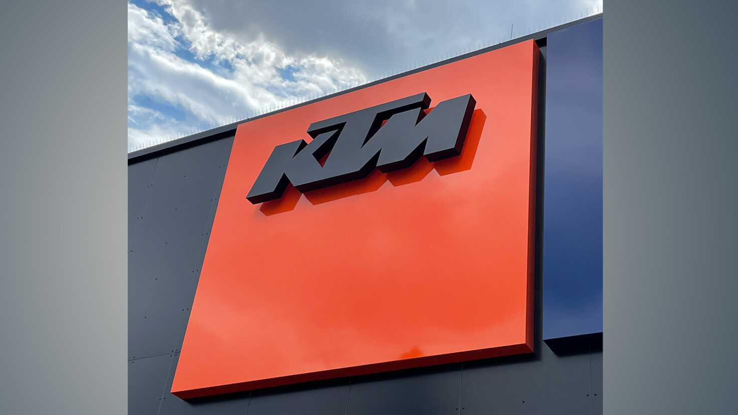 KTM Wien Leuchtschrift KTM