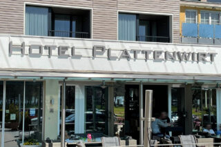 Plattenwirt Leuchtschrift Hotel Plattenwirt