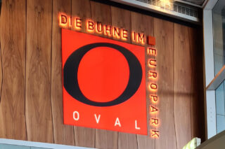 Oval Europark Salzburg Schild Schrift