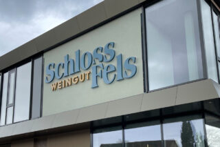 Weingut Schloss Fels Leuchtschrift 01