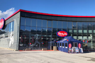 Hervis Bruck Fassade 01