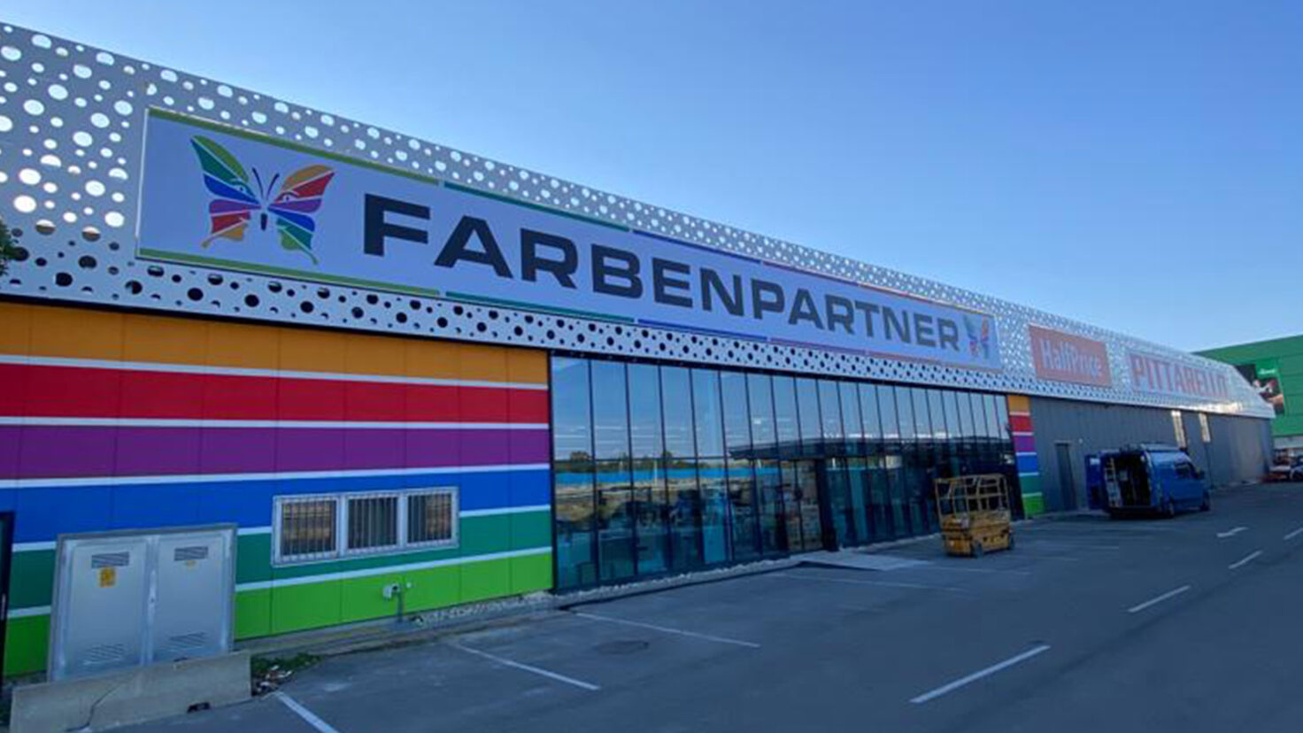 Vösendorf Nordring Leuchtschilder Fassade 01
