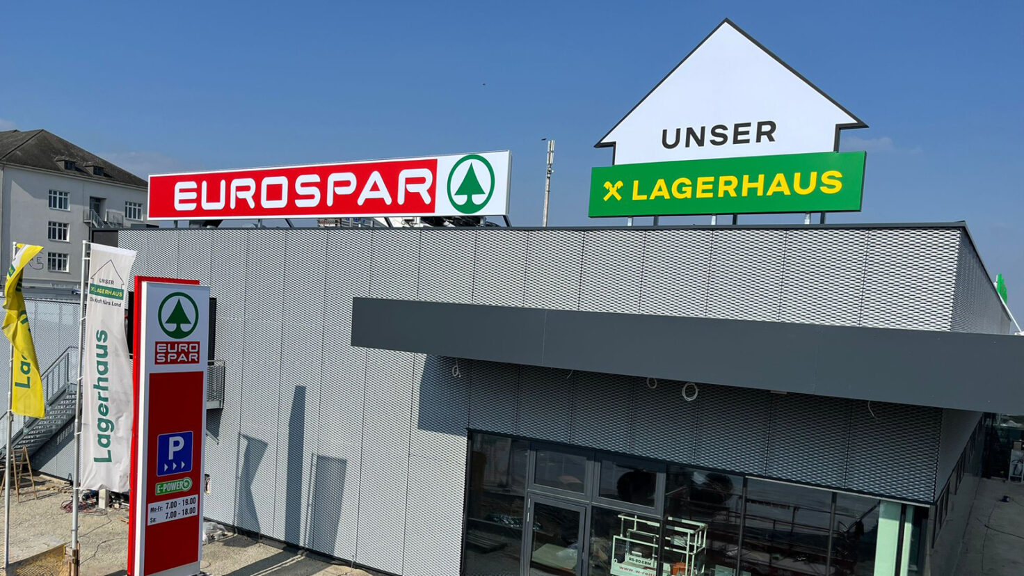 Leuchtschilder am Dach des Lagerhauses in Groß Enzersdorf