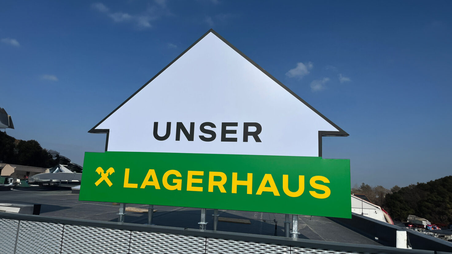 Leuchtschild am Dach des Lagerhauses in Groß Enzersdorf
