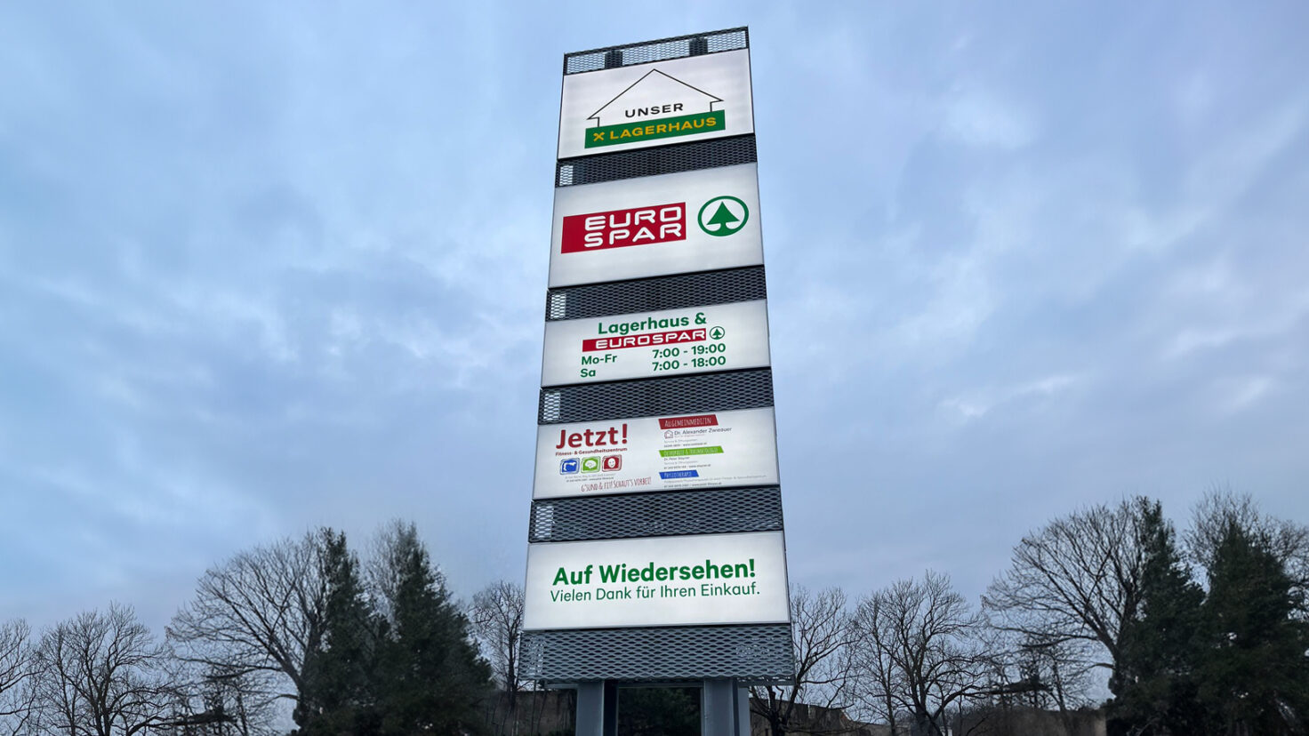Leuchtschilder am Turm des Lagerhauses in Groß Enzersdorf