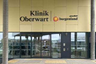 Klinik Oberwart Logo Haupteingang Unbeleuchtet