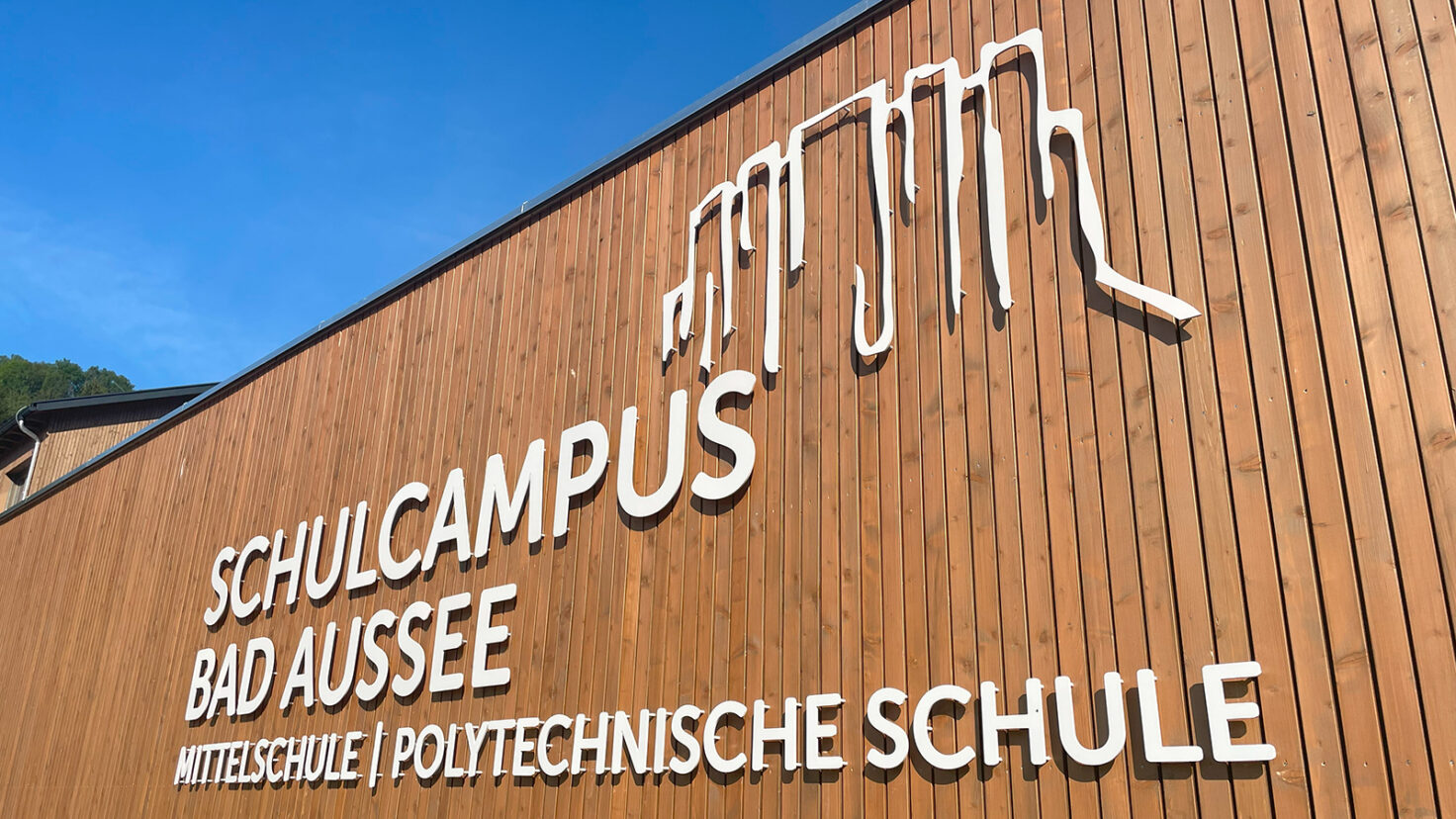 Schulcampus BadAussee Fassadenschrift 02