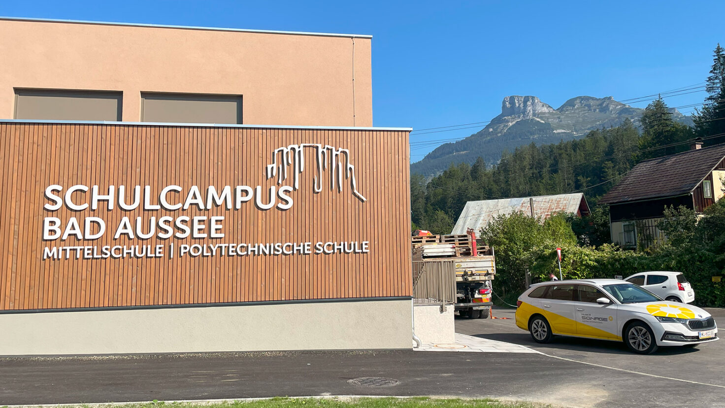Schulcampus BadAussee Fassadenschrift 05