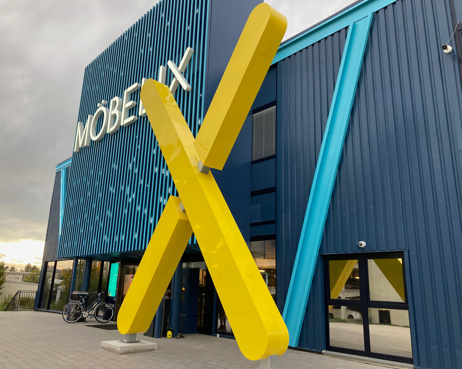 Möbelix Wels 3D Skulptur X