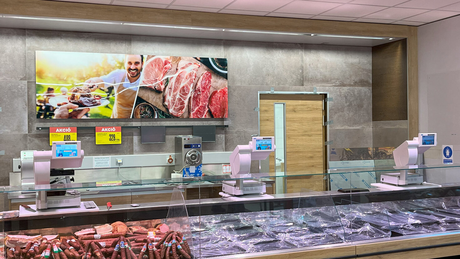 SPAR Ungarn Miskolc Fliesenwand 02