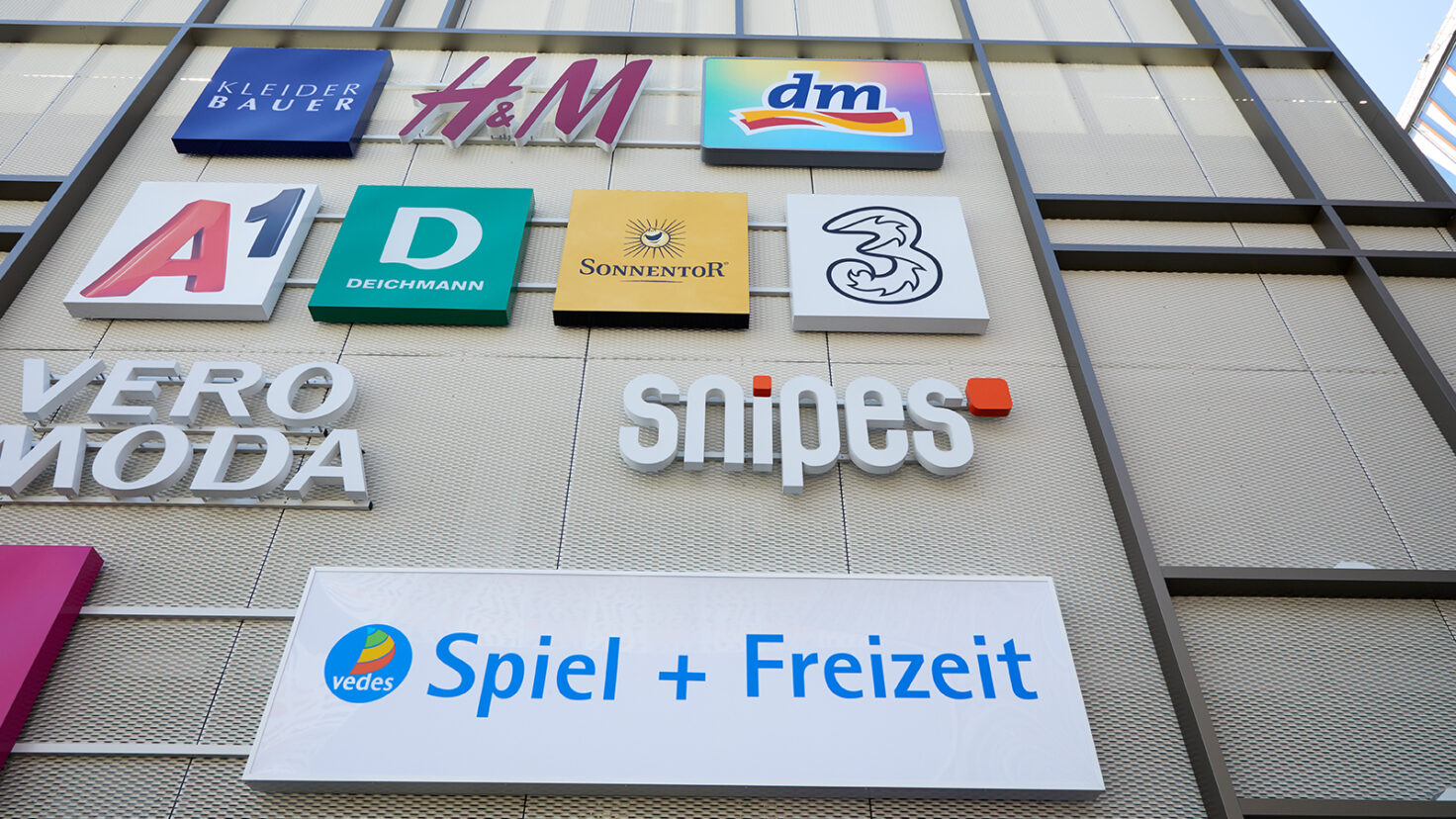 Alex Krems Shoplogos Fassade 01