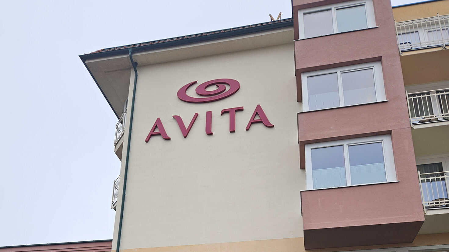 Avita Leuchtschrift Fassade 01