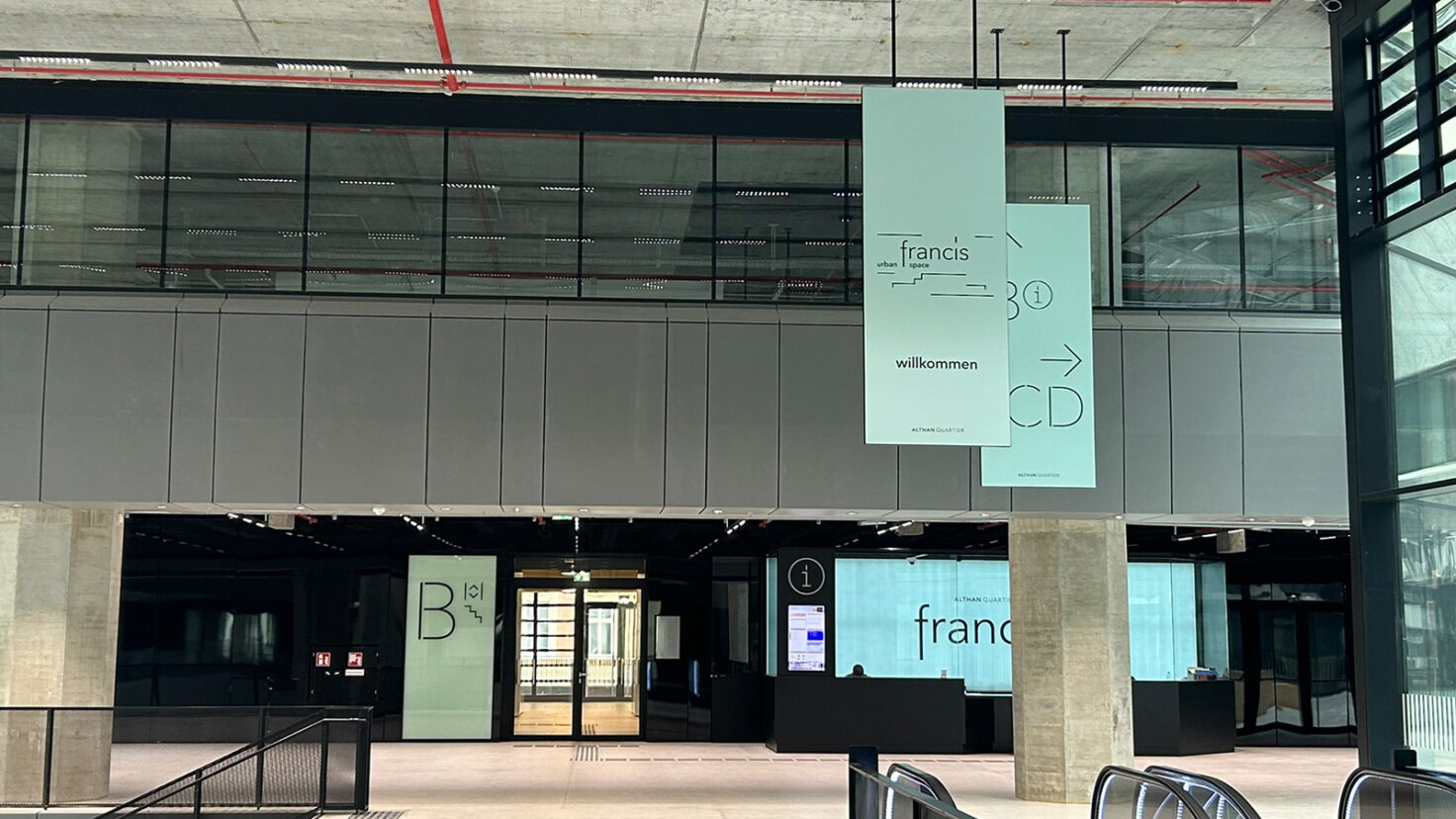 Althan Quartier Wegweiser Abgehängt