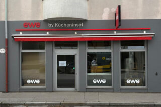 EWE Küchen Baden unbeleuchtete Schriften, Leuchtlisene Steckschild, Logo-Folien