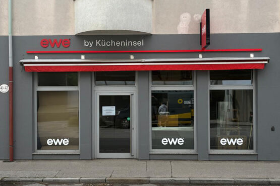 EWE Küchen Baden unbeleuchtete Schriften, Leuchtlisene Steckschild, Logo-Folien