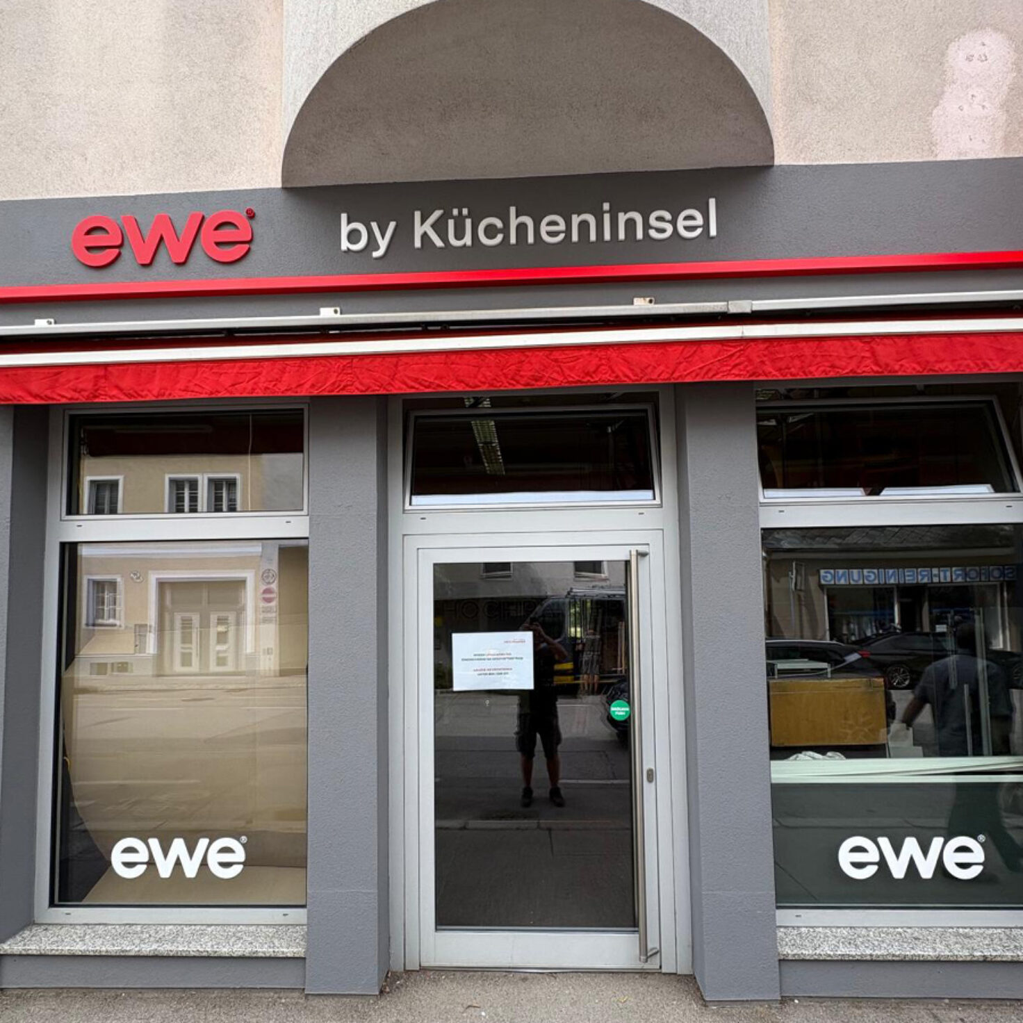 EWE Küchen Baden unbeleuchtete Schriften, Leuchtlisene Steckschild, Logo-Folien