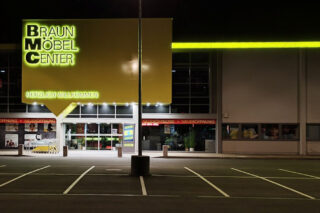 XXXLutz Bad Saulgau Leuchtschrift Rückleuchter Nachts