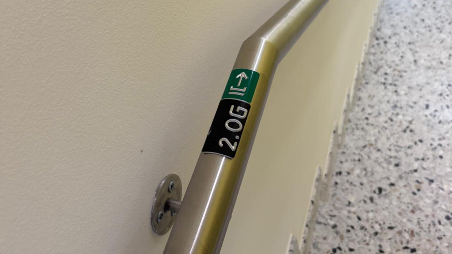 AHS Ettenreichgasse Taktile Beschriftung Geländer