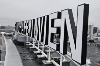 Flughafen Wien Leuchtschrift am Dach
