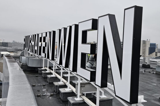 Flughafen Wien Leuchtschrift am Dach