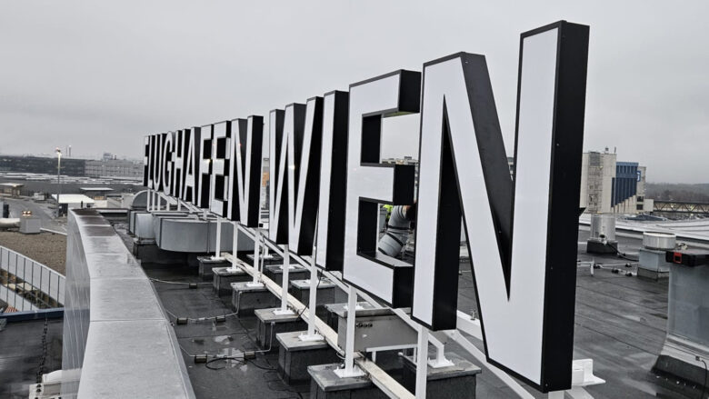 Flughafen Wien Leuchtschrift am Dach