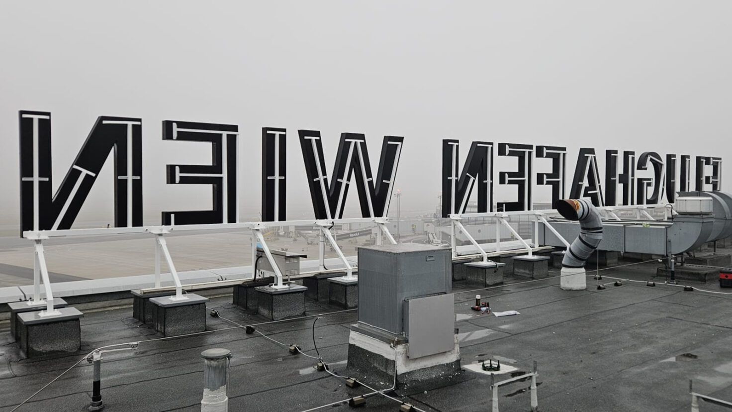 Flughafen Wien Leuchtschrift am Dach Unterkonstruktion