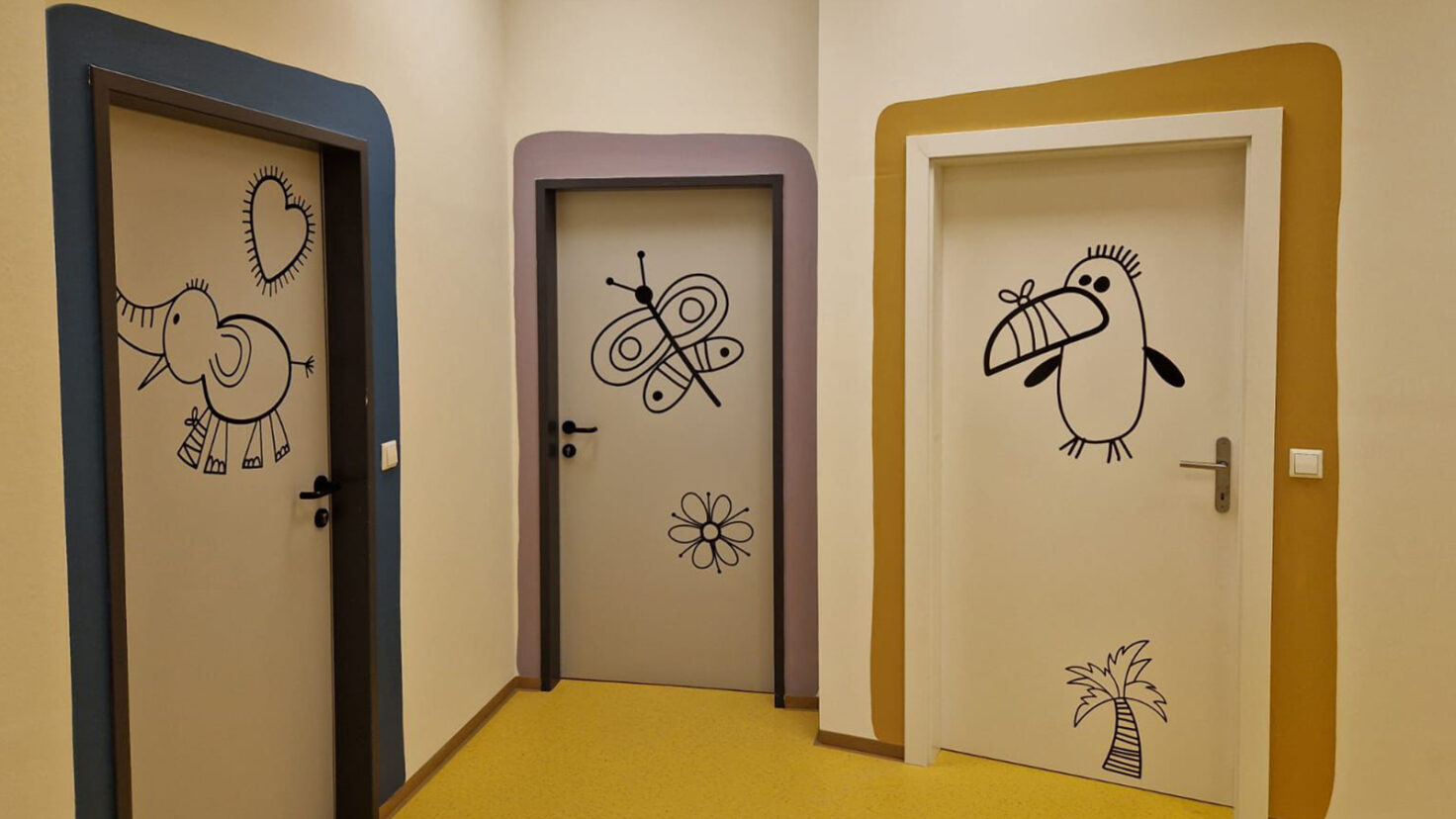 LeoDocs Kinderarztpraxis Wandfolien mit lustigen Motiven