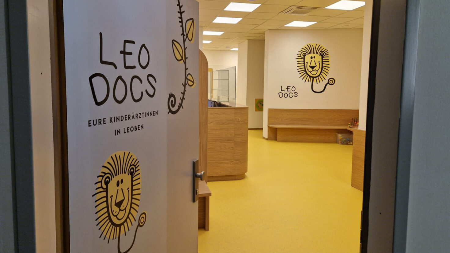 LeoDocs Kinderarztpraxis Folierung mit lustigen Motiven