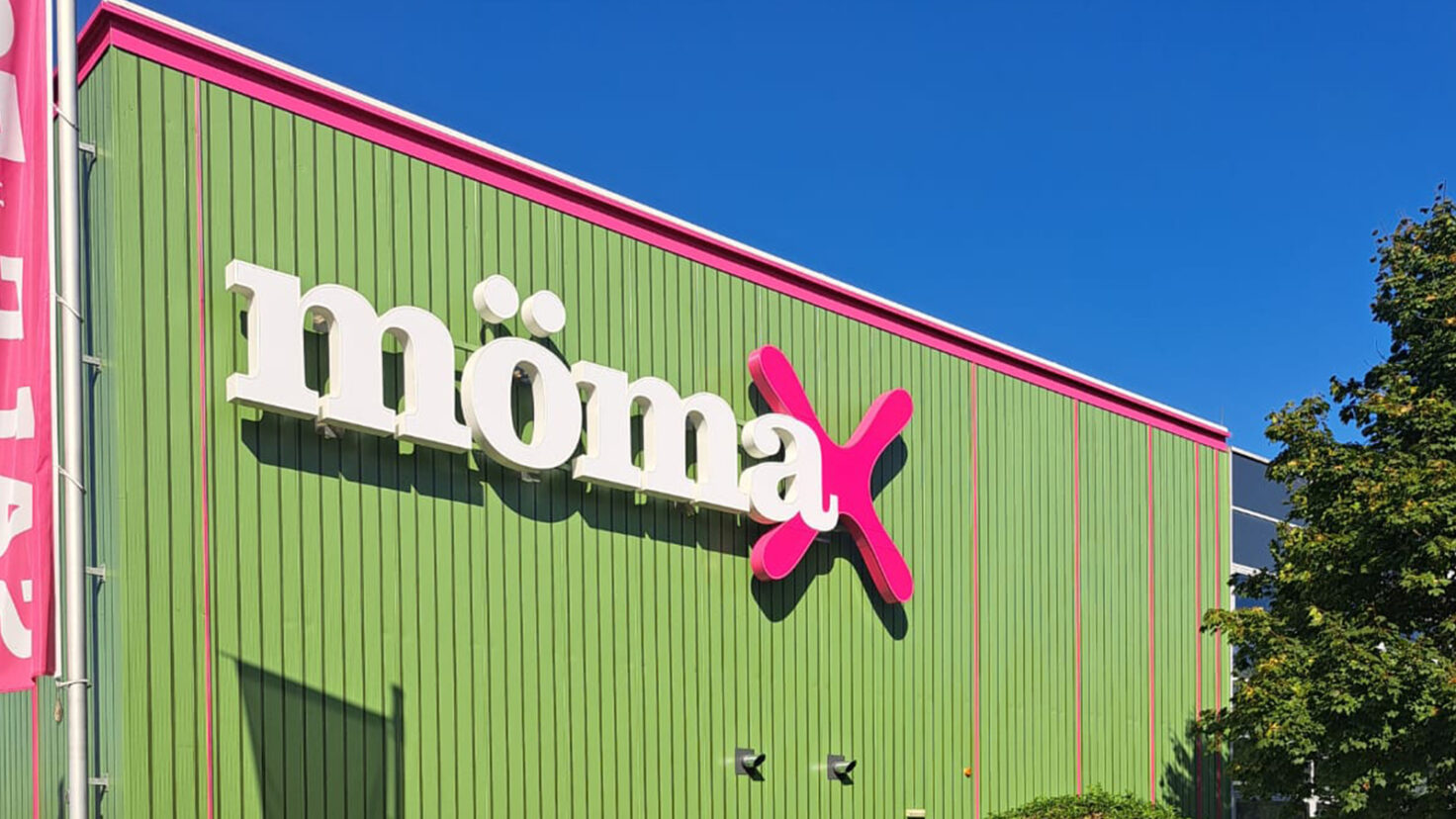 Mömax Klagenfurt Leuchtschrift Fassade