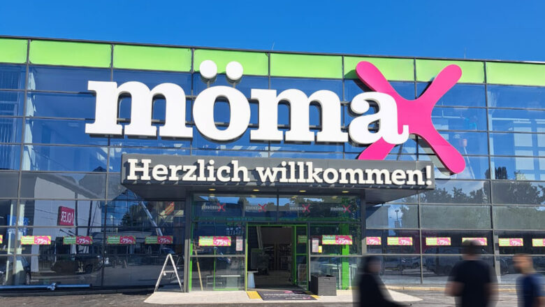 Mömax Klagenfurt Leuchtschriften Eingang