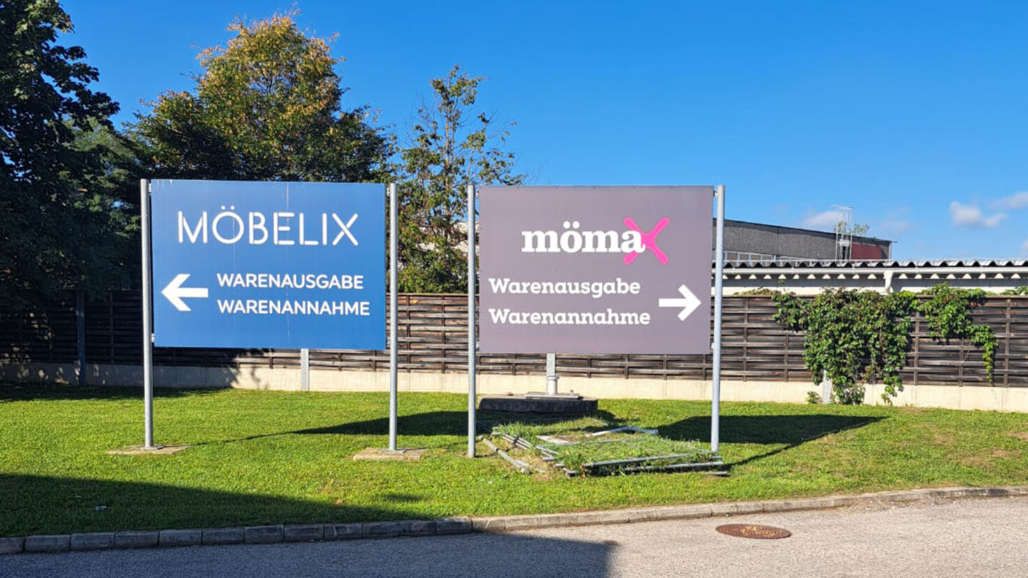 Mömax Klagenfurt Schilder Warenausgabe und -annahme