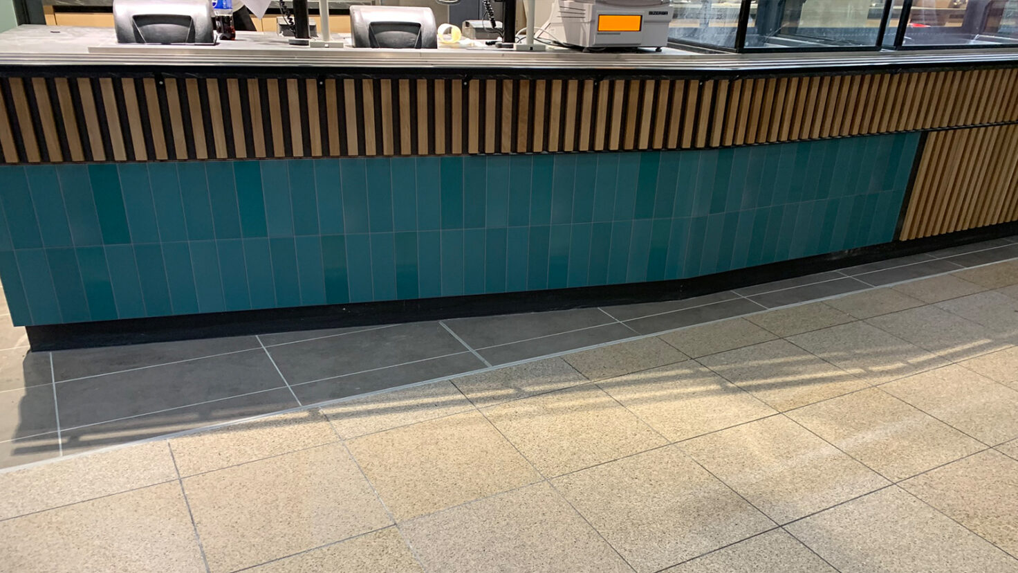 mit Fliesen bedruckte Blende