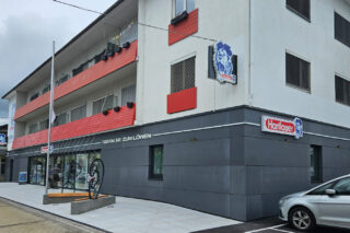 Lichtwerbung an der Fassade des Hartlauer in Feldkirchen