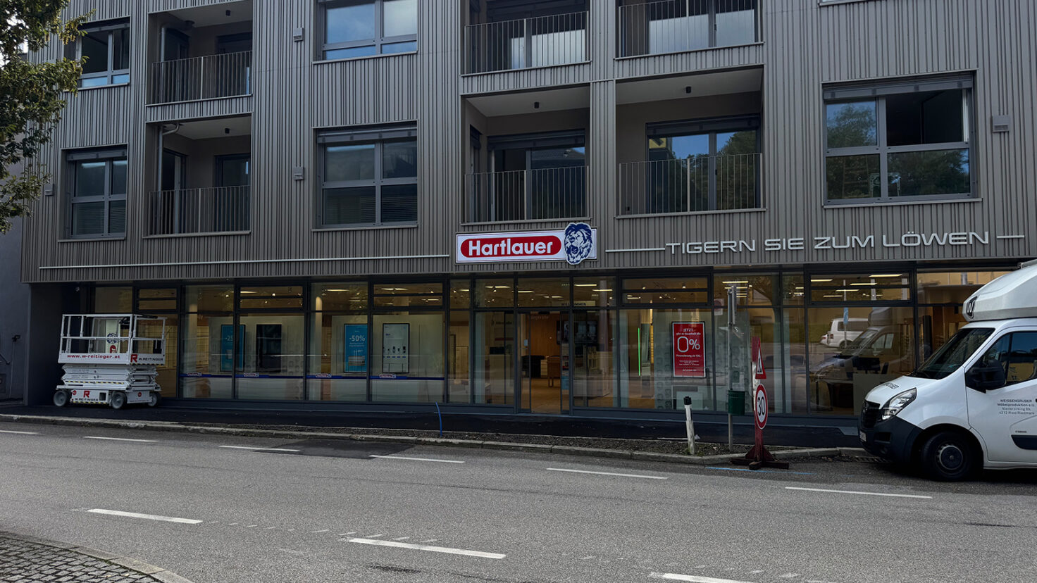 Leuchtschrift und Leuchtschild bei einer Hartlauer Filiale in Perg