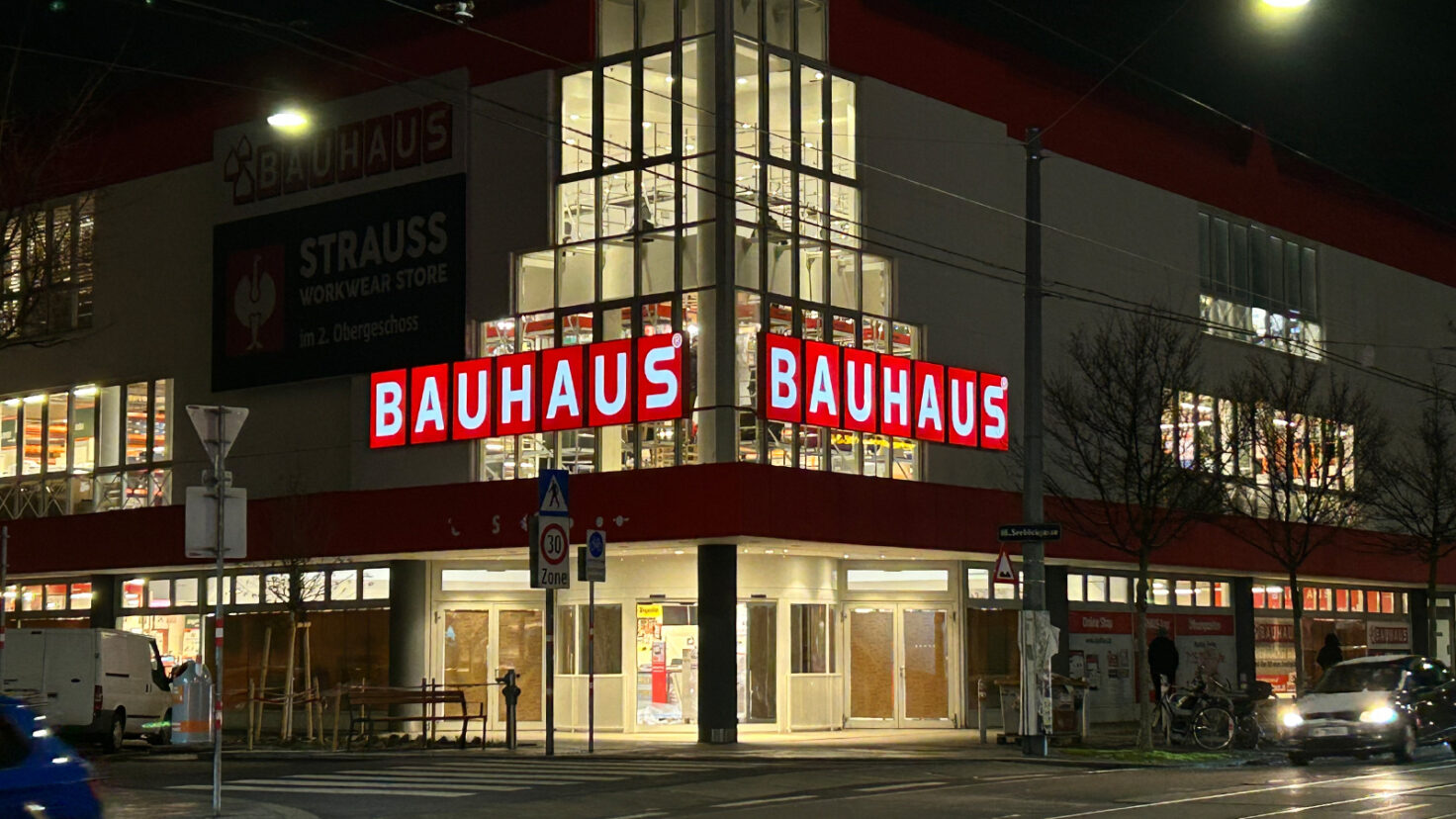 Bauhaus Schriftzug bestehend aus einzelnen Leuchtschildern bei Nacht