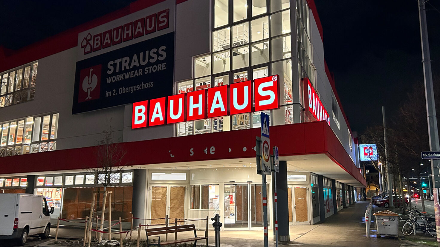 Bauhaus Schriftzug bestehend aus einzelnen Leuchtschildern bei Nacht
