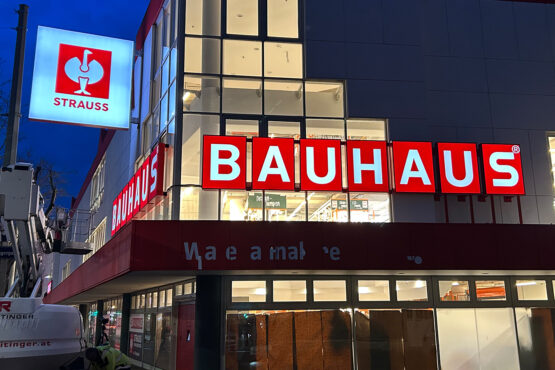 Bauhaus Schriftzug bestehend aus einzelnen Leuchtschildern bei Nacht