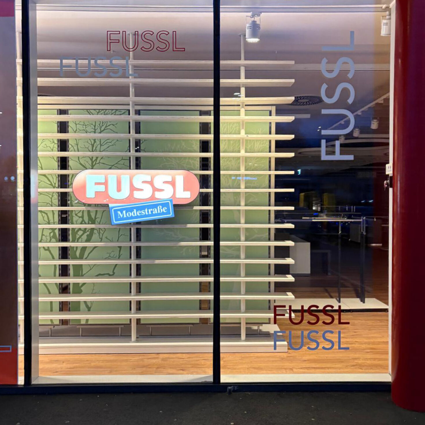 Fussl Stockerau Leuchtschild Folien Schaufenstser