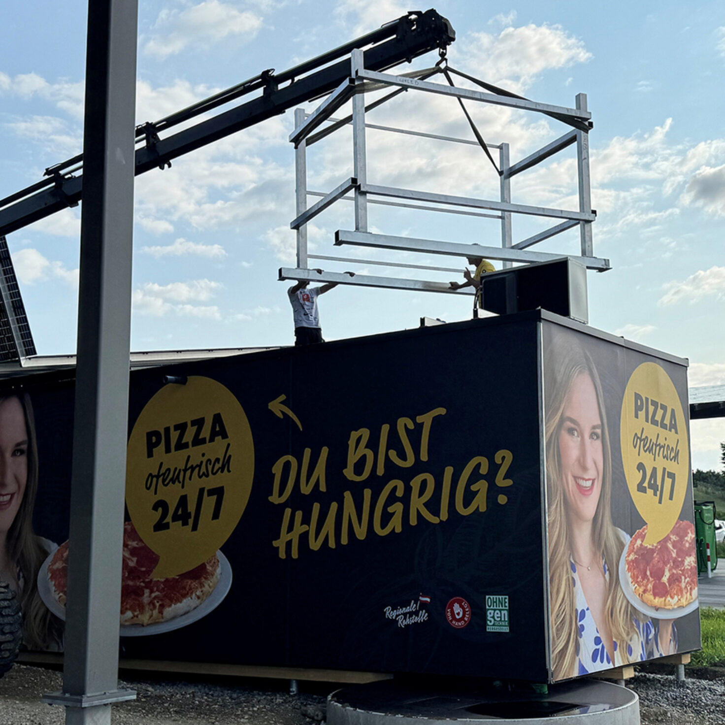 Montage der Unterkonstruktion für Leuchtschilder am Dach eines Containers der Pizza-Baguette GmbH