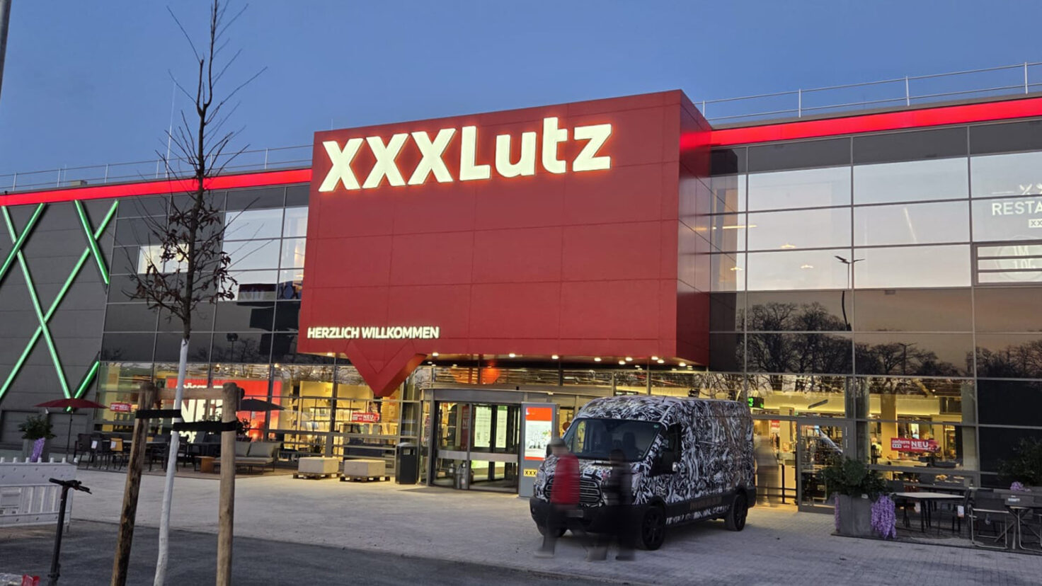 XXXLutz Rangsdorf Leuchtschrift Eingang
