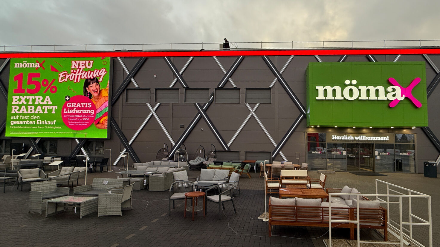 XXXLutz Rangsdorf Leuchtschrift Eingang Mömax