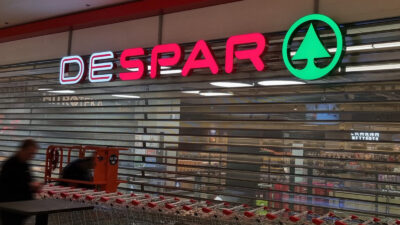 DESPAR Koper Leuchtschrift über dem Eingang