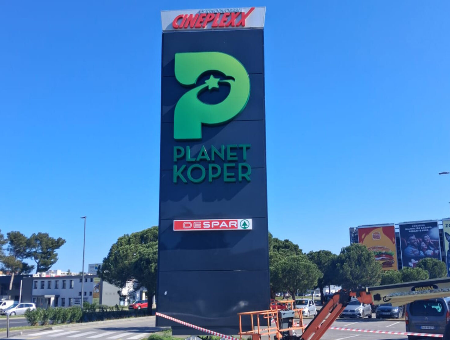 DESPAR Koper Leuchtschild am Pylon