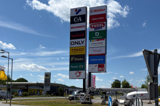 Fahnenpylone beim FMZ in Fürstenfeld