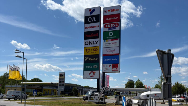 Fahnenpylone beim FMZ in Fürstenfeld