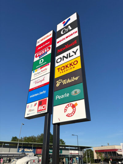 Fahnenpylone beim FMZ in Fürstenfeld
