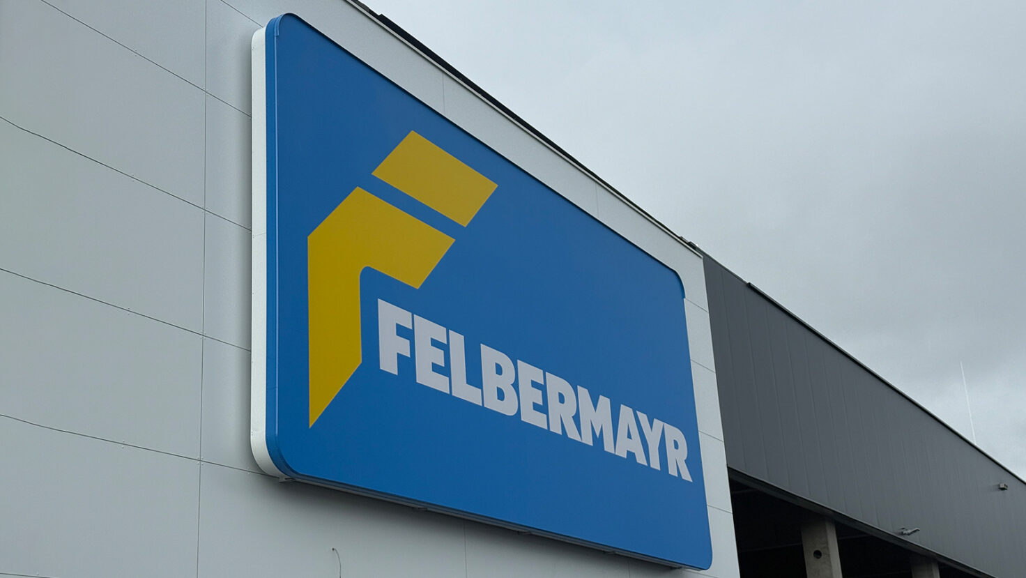 Felbermayr Leuchtschild Fassade Detail