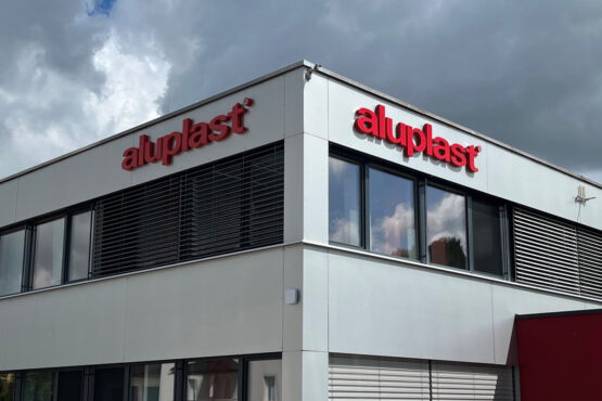 Aluplast Wartberg Schriften Fassade 01