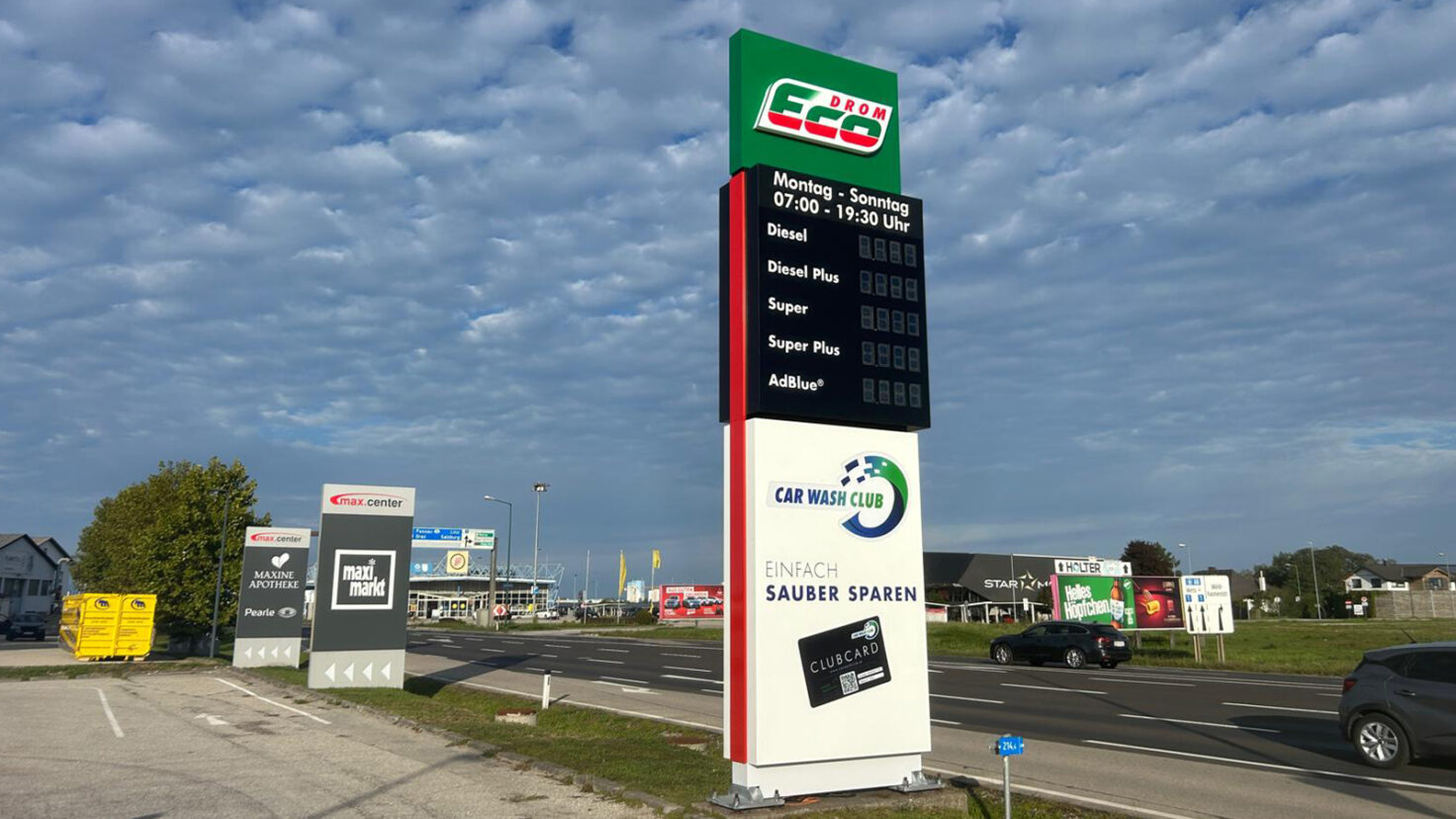 Ecodrom Wels Tankstelle Pylon mit Preisanzeige